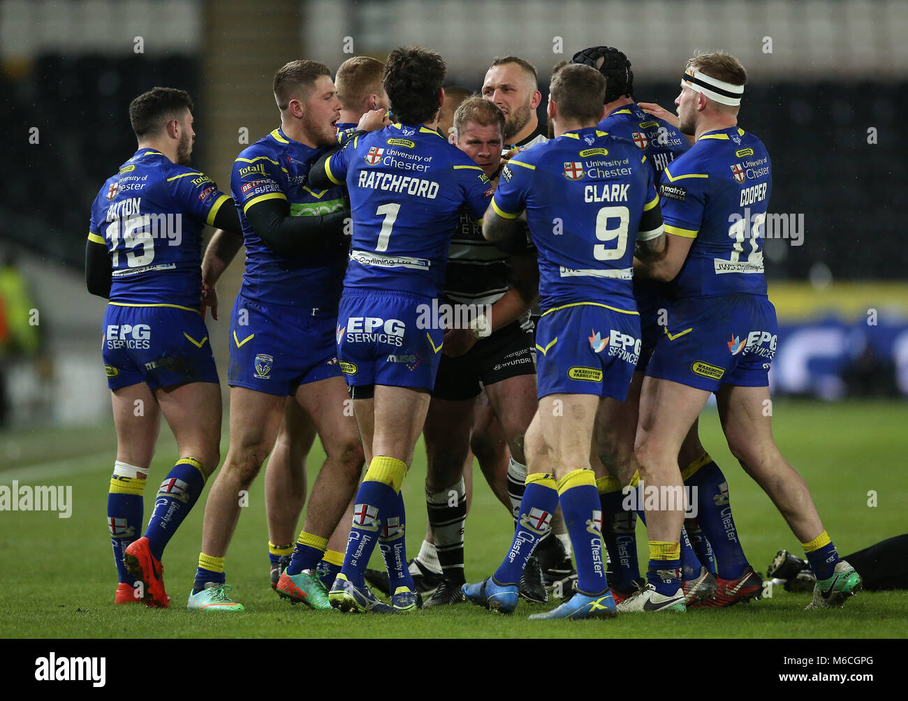 Warrington Lupi Declan Patton (sinistra) è mantenuto a prescindere dallo scafo FC giocatori dopo la sua sfida sul Bureta Faraimo lo portò ad essere inviati fuori durante il Betfred Super League match al KCOM Stadium, scafo. Foto Stock