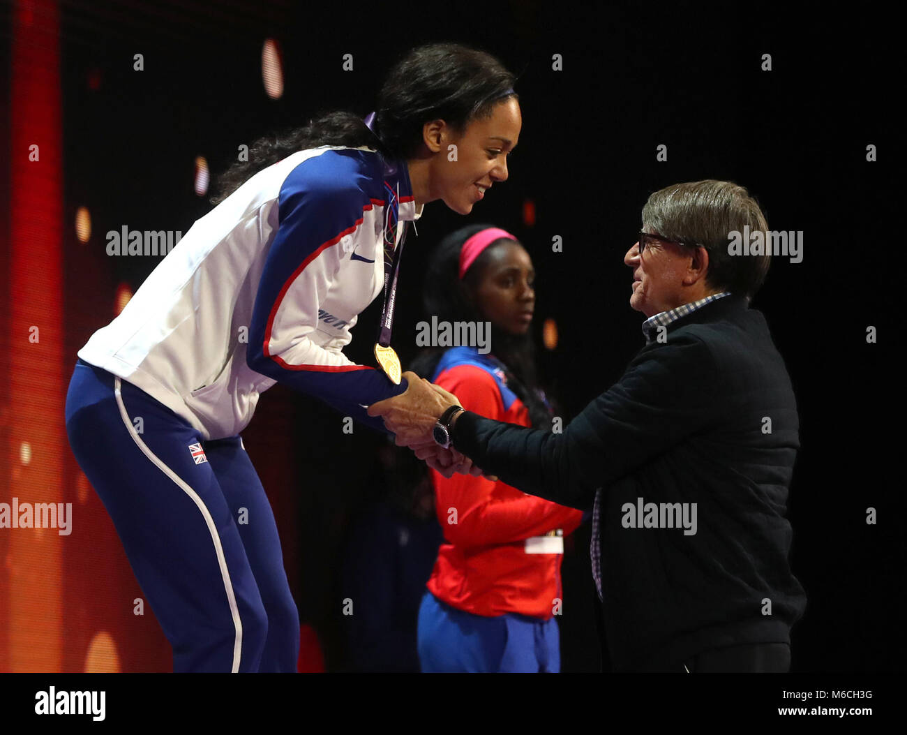 Gran Bretagna Katarina Johnson-Thompson riceve la sua medaglia d'oro per le donne pentathlon dell evento durante il giorno due del 2018 IAAF Indoor campionati mondiali all'Arena di Birmingham. Foto Stock