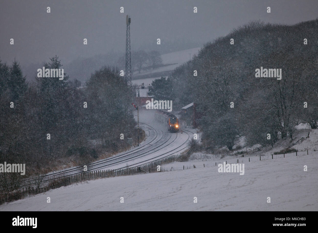Una Vergine Voyager in treno in una tempesta di neve a Thornhill a nord di Dumfries, il treno è stato deviato a causa di un danneggiamento del ponte sulla linea principale della costa occidentale Foto Stock