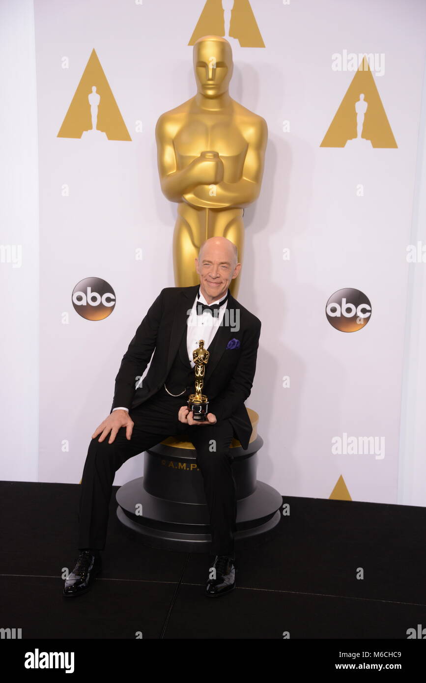 JK Simmons 001 al 87th Oscar Sala Stampa in Los Angeles.JK Simmons 001 87th Academy of Motion Picture Premi Oscar 2015. Oscar trofeo, Oscar Sala stampa 2015, vincitore con il trofeo nel 2015, la statua di Oscar 2015 87th Oscar Sala Stampa Foto Stock