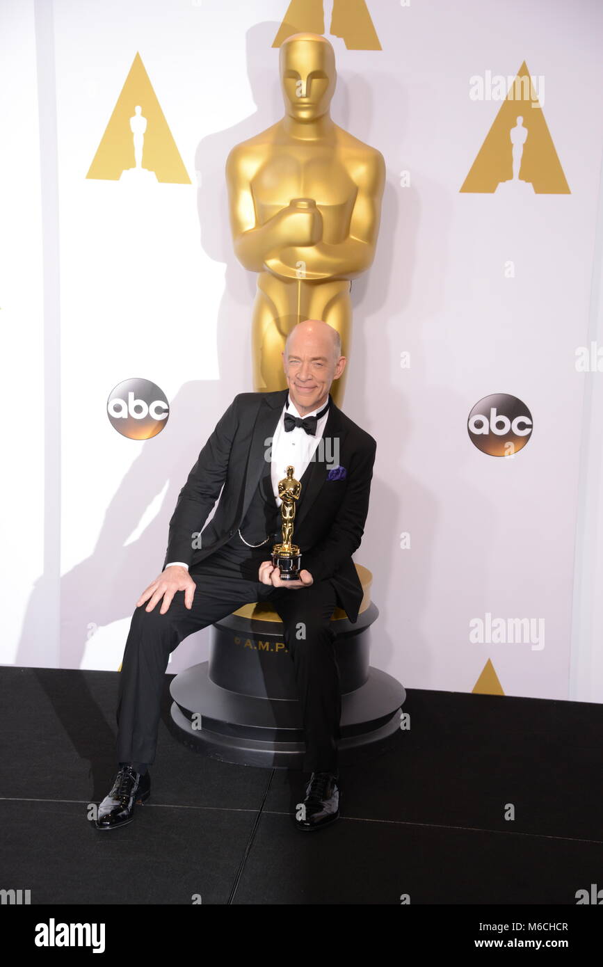 JK Simmons 002 al 87th Oscar Sala Stampa in Los Angeles.JK Simmons 002 87th Academy of Motion Picture Premi Oscar 2015. Oscar trofeo, Oscar Sala stampa 2015, vincitore con il trofeo nel 2015, la statua di Oscar 2015 87th Oscar Sala Stampa Foto Stock