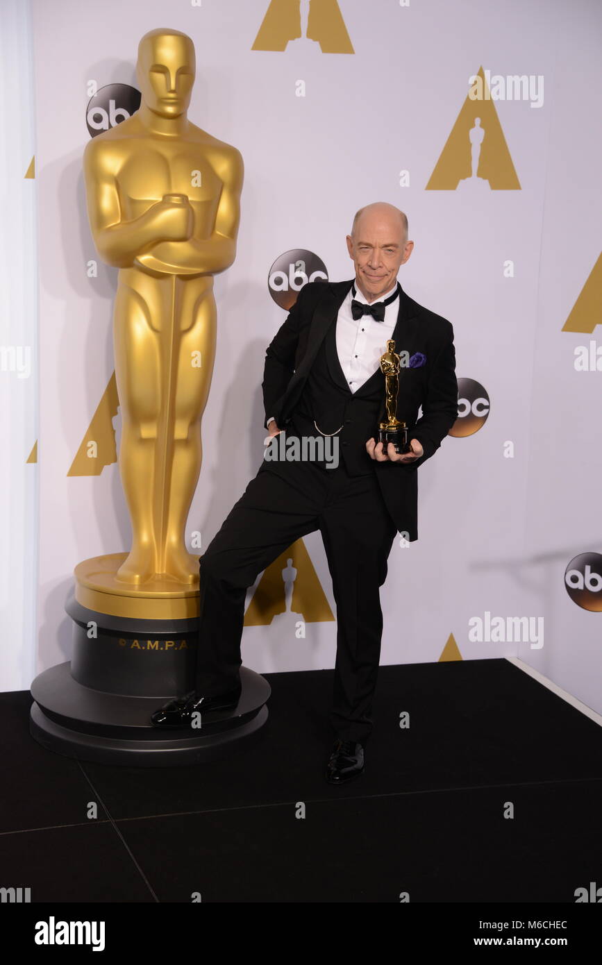 JK Simmons 004 al 87th Oscar Sala Stampa in Los Angeles.JK Simmons 004 87th Academy of Motion Picture Premi Oscar 2015. Oscar trofeo, Oscar Sala stampa 2015, vincitore con il trofeo nel 2015, la statua di Oscar 2015 87th Oscar Sala Stampa Foto Stock