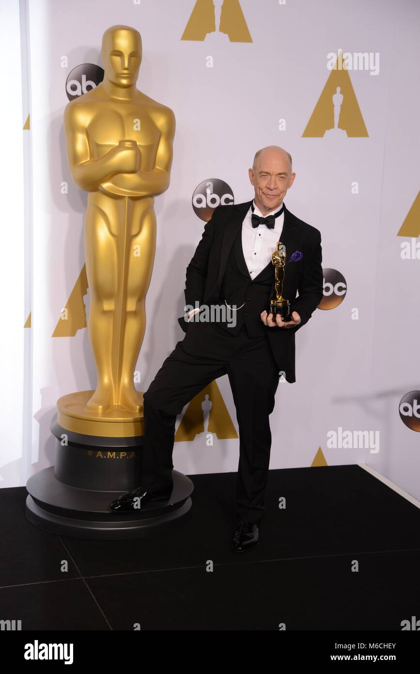 JK Simmons 005 al 87th Oscar Sala Stampa in Los Angeles.JK Simmons 005 87th Academy of Motion Picture Premi Oscar 2015. Oscar trofeo, Oscar Sala stampa 2015, vincitore con il trofeo nel 2015, la statua di Oscar 2015 87th Oscar Sala Stampa Foto Stock