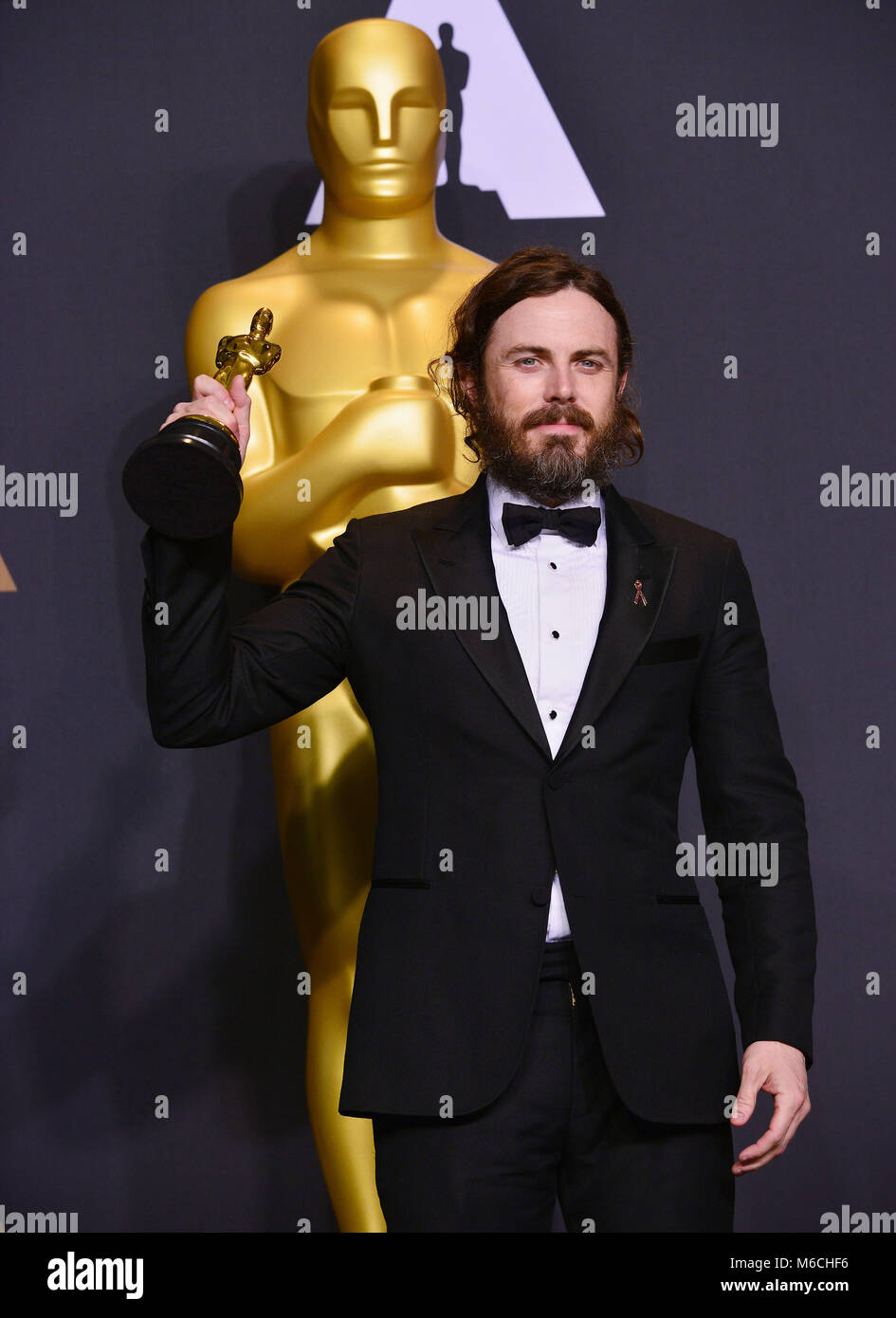 Casey Affleck 041 89Academy Awards ( Oscar ), premere camera presso il Dolby Theatre di Los Angeles. Febbraio 26, 2017.Casey Affleck 041 89Academy of Motion Picture Premi Oscar 2017. Oscar trofeo, Oscar Sala stampa 2017, vincitore con il trofeo nel 2017, la statua di Oscar 2017 89Oscar Sala Stampa Foto Stock