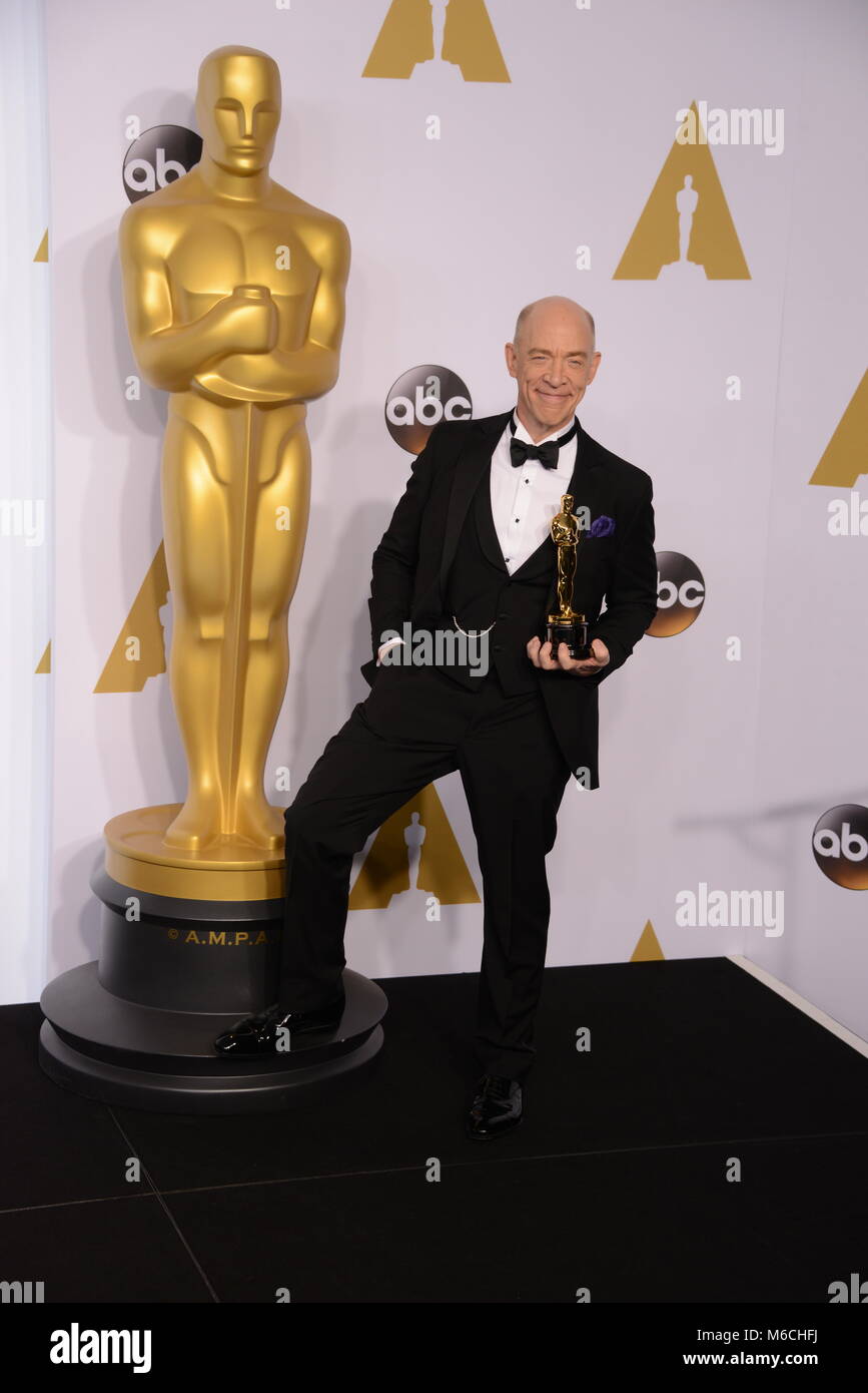 JK Simmons 006 al 87th Oscar Sala Stampa in Los Angeles.JK Simmons 006 87th Academy of Motion Picture Premi Oscar 2015. Oscar trofeo, Oscar Sala stampa 2015, vincitore con il trofeo nel 2015, la statua di Oscar 2015 87th Oscar Sala Stampa Foto Stock