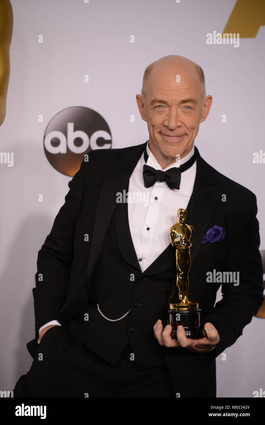 JK Simmons 008 al 87th Oscar Sala Stampa in Los Angeles.JK Simmons 008 87th Academy of Motion Picture Premi Oscar 2015. Oscar trofeo, Oscar Sala stampa 2015, vincitore con il trofeo nel 2015, la statua di Oscar 2015 87th Oscar Sala Stampa Foto Stock
