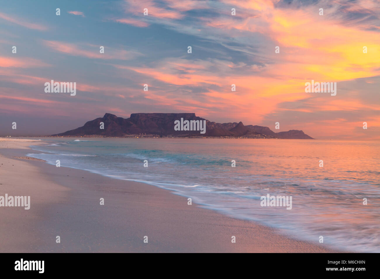 Vista panoramica della montagna della tavola Città del Capo in Sud Africa da blouberg al tramonto Foto Stock