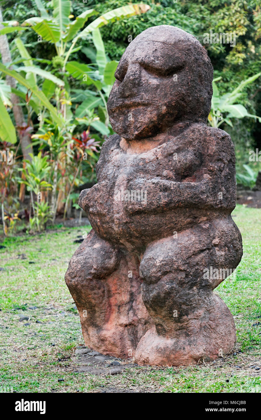 La scultura di pietra, Marae Mahaitea, luogo di culto, Tahiti, Polinesia Francese Foto Stock
