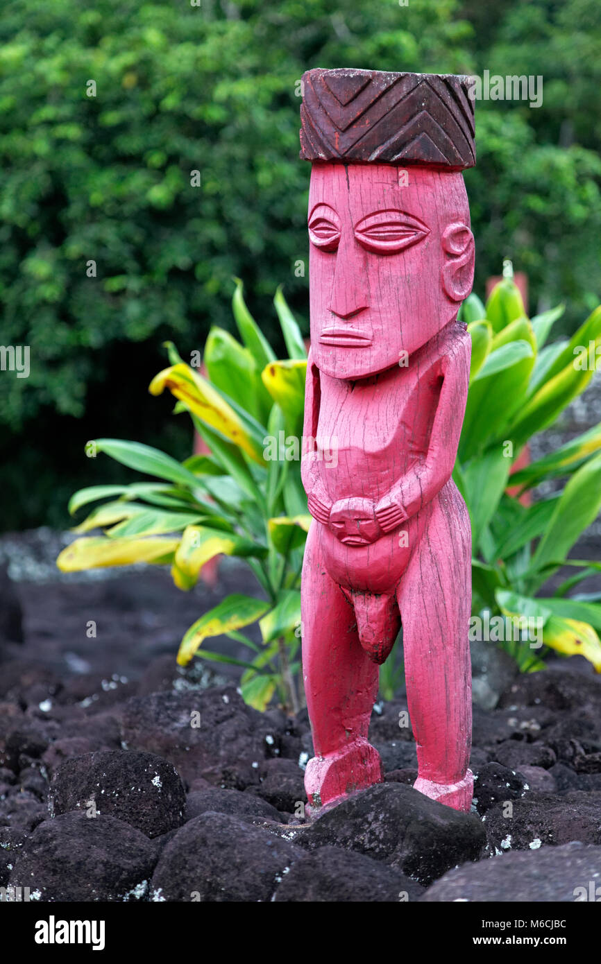 Statua in legno, Marae Mahaitea, sito di culto, Tahiti, Polinesia Francese Foto Stock