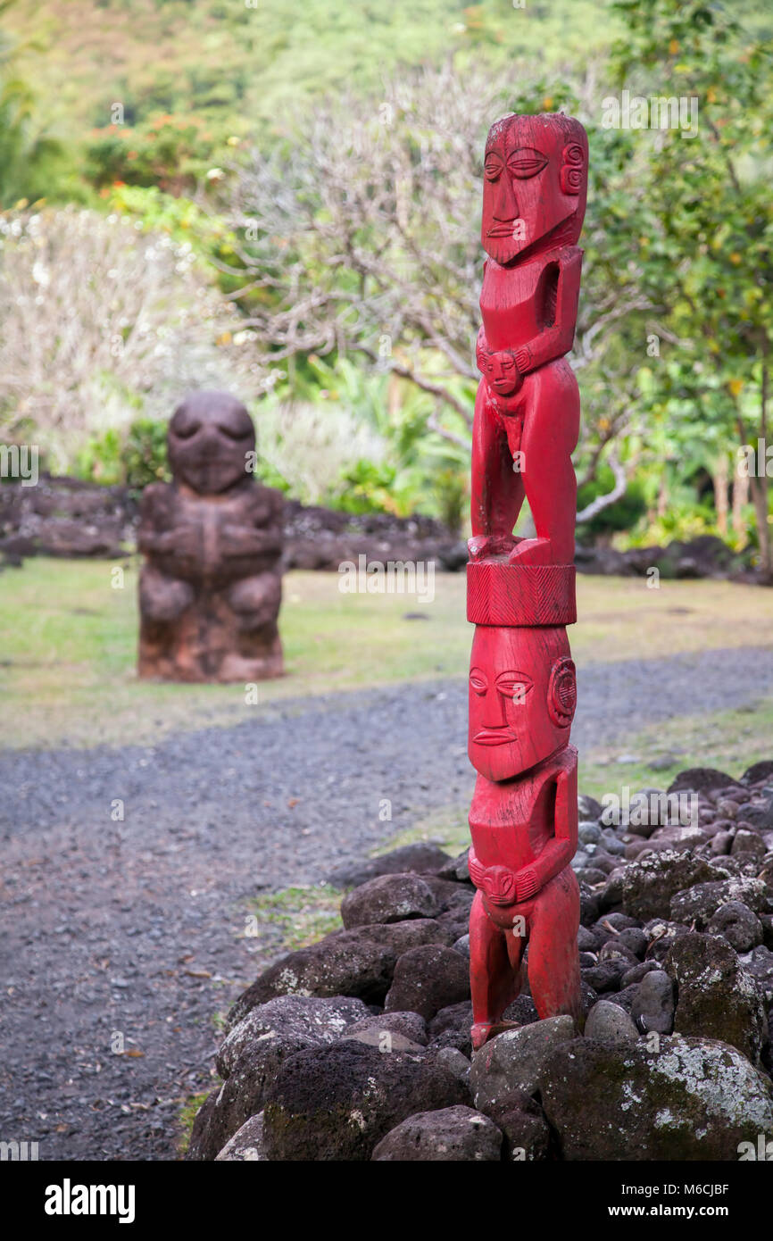 Statua in legno, Marae Mahaitea, sito di culto, Tahiti, Polinesia Francese Foto Stock