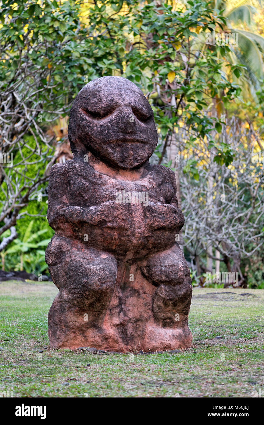 La scultura di pietra, Marae Mahaitea, luogo di culto, Tahiti, Polinesia Francese Foto Stock