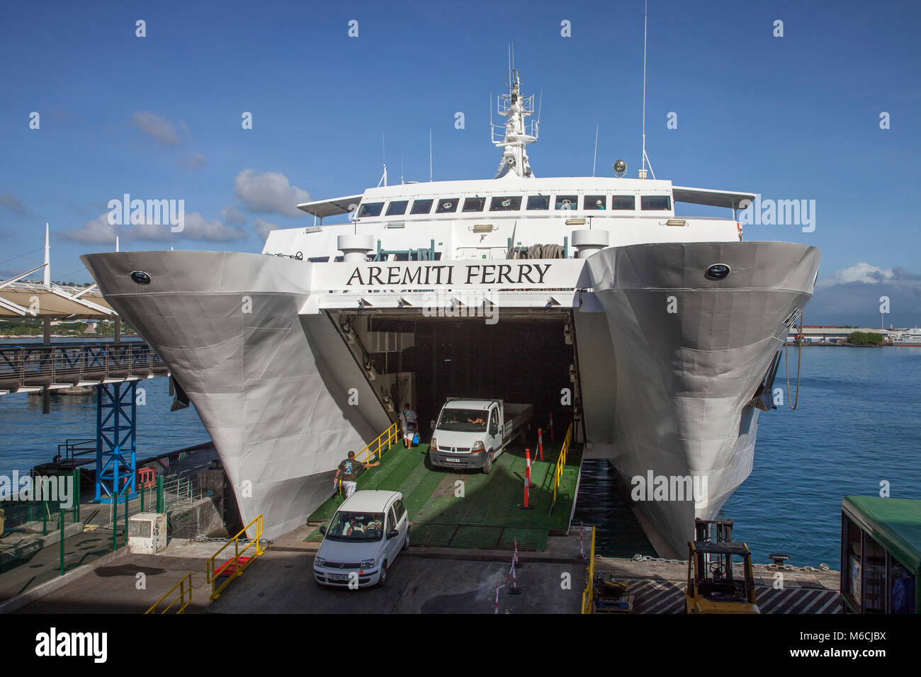 Traghetto Aremiti ancorato nel porto di traghetto per Moorea, catamarano, Papeete, Tahiti, Polinesia Francese Foto Stock