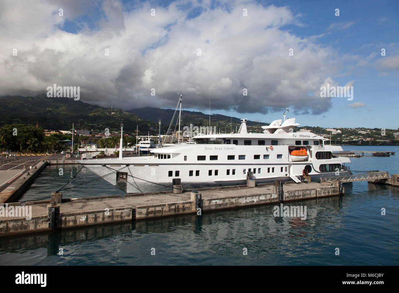 Bora Bora Cruises, traghetto per Bora Bora, ancorato nel porto di Papeete, Tahiti, Polinesia Francese Foto Stock