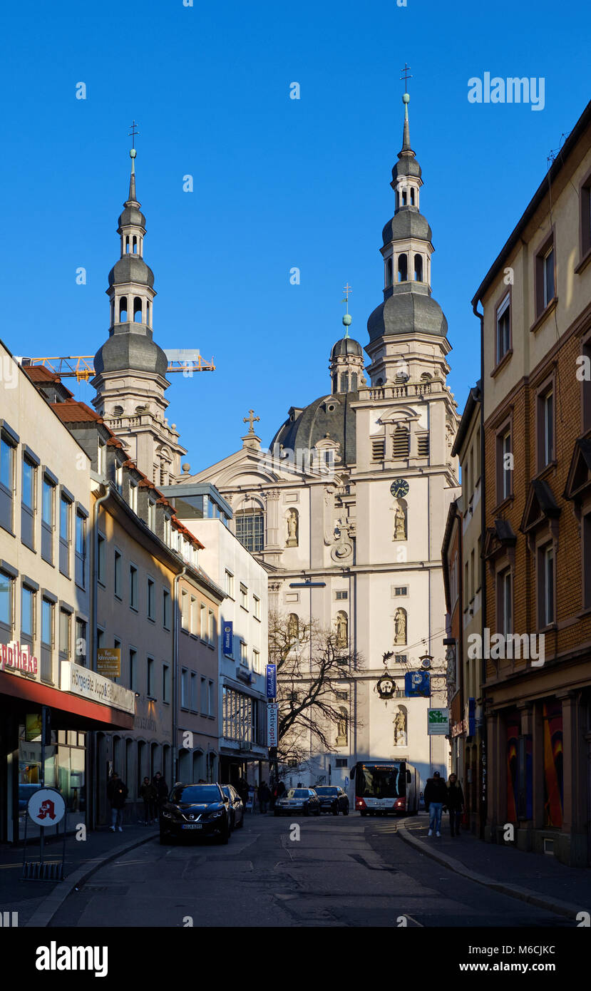 Würzburg, Germania - Febbraio 14, 2018: St. Johannes (Stift Haug) chiesa parrocchiale a Würzburg, vista da Haugerpfarrgasse, immagine verticale. Foto Stock