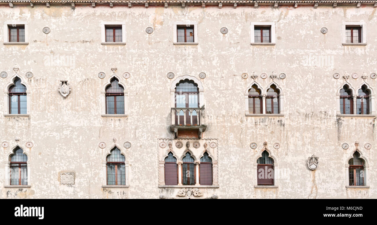 La facciata principale del Palazzetto Veziano (palazzo Veneziano), antico edificio storico a Udine, Italia. Tradizionale architettura italiana Foto Stock