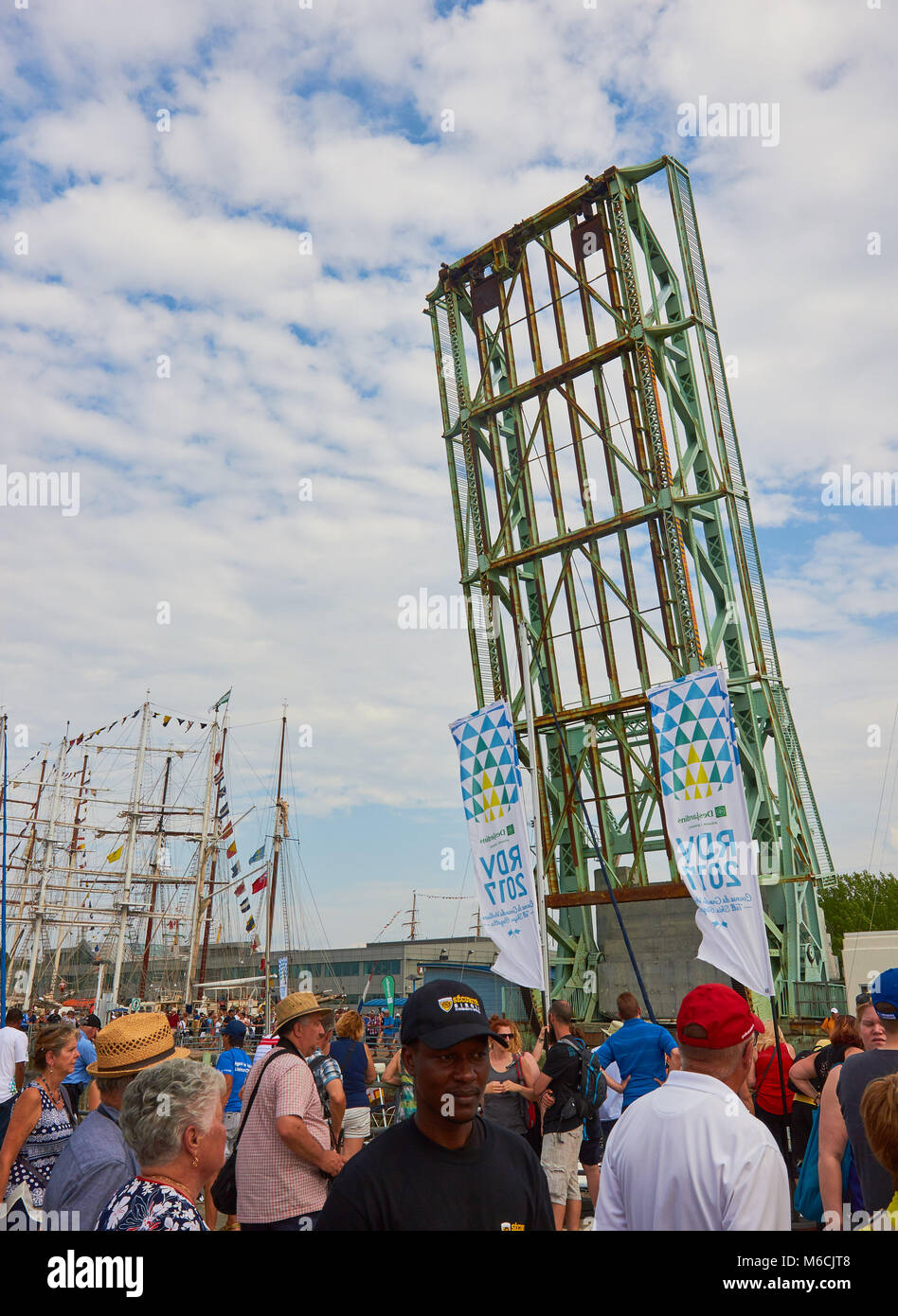 I turisti di fresatura sollevato intorno a ponte aperto al Porto di Quebec durante il Rendez-vous 2017 TALL SHIPS REGATTA, Quebec, Canada Foto Stock