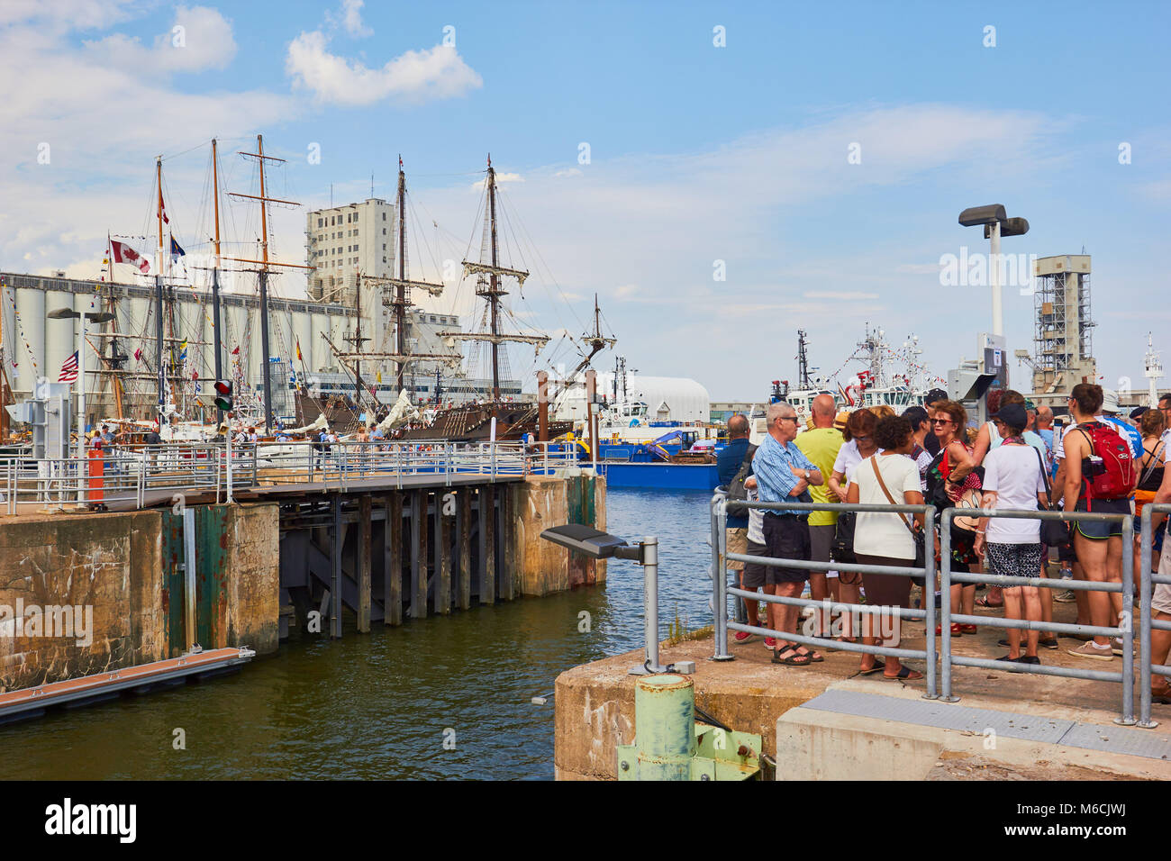 I turisti in Quebec porto durante il Rendez-vous 2017 TALL SHIPS REGATTA, Quebec, Canada Foto Stock