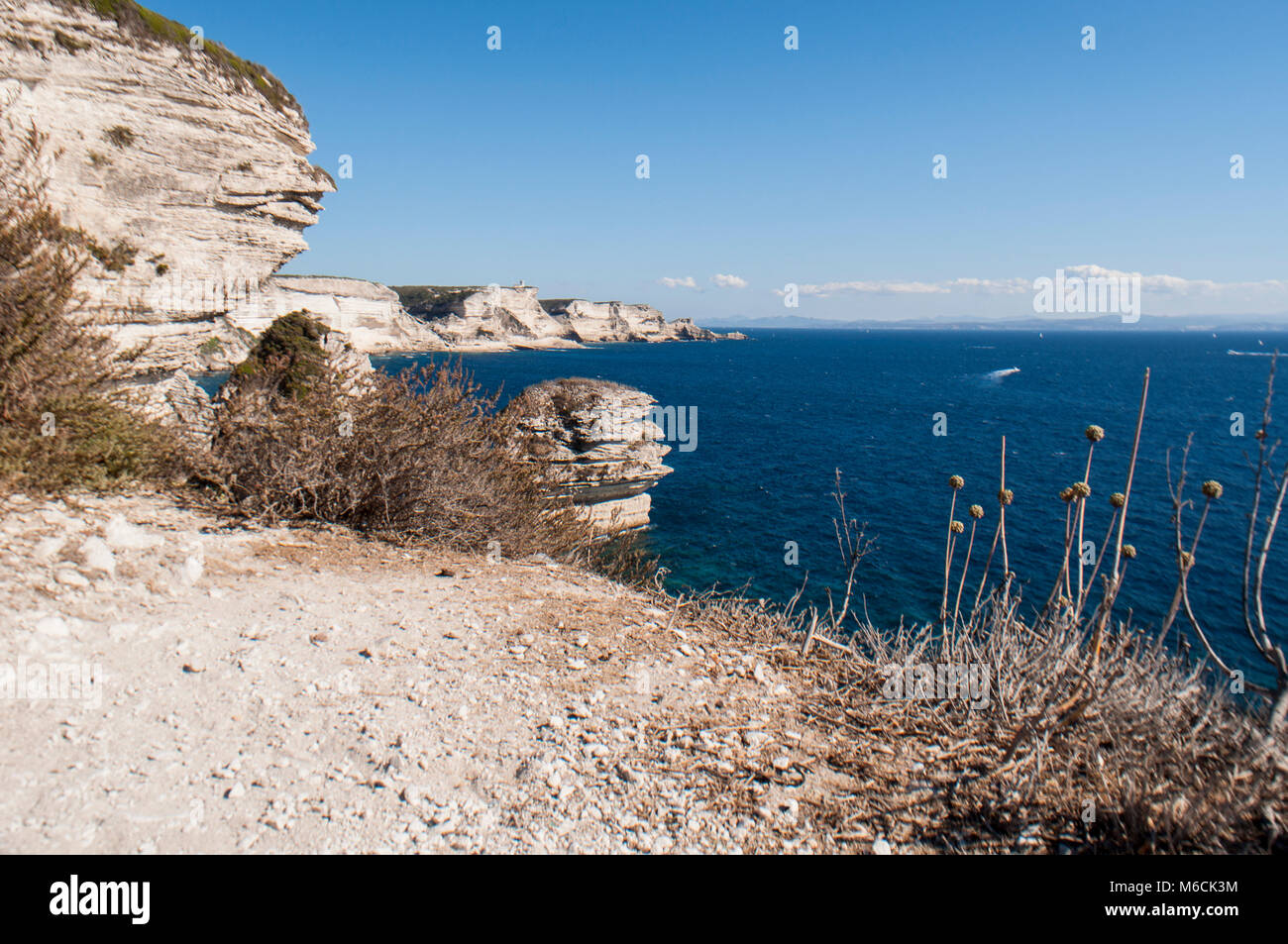 Corsica: la mozzafiato bianche scogliere calcaree di Bonifacio in International Bouches de Bonifacio parco marino, riserva naturale dal 1993 Foto Stock