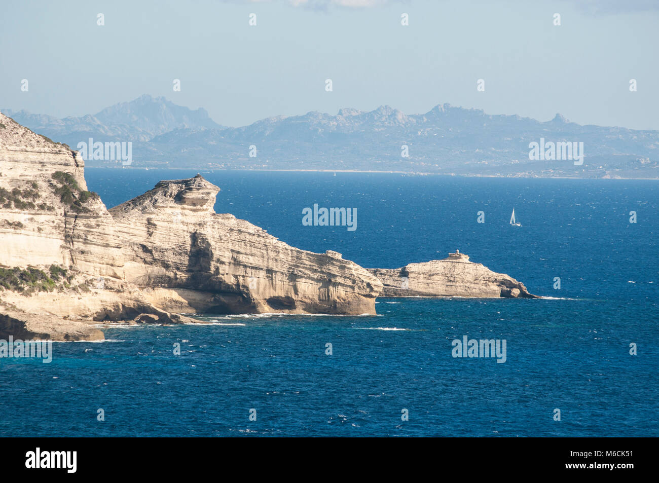 Corsica: barche a vela vela nello Stretto di Bonifacio, il tratto di mare tra la Corsica e la Sardegna Foto Stock