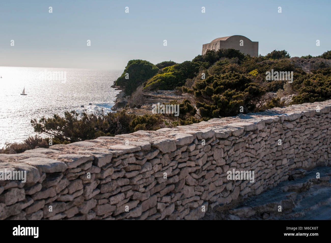 Corsica: la costruzione di pietra a livello internazionale Bouches de Bonifacio parco marino, riserva naturale sulle bianche scogliere calcaree di Bocche di Bonifacio Foto Stock