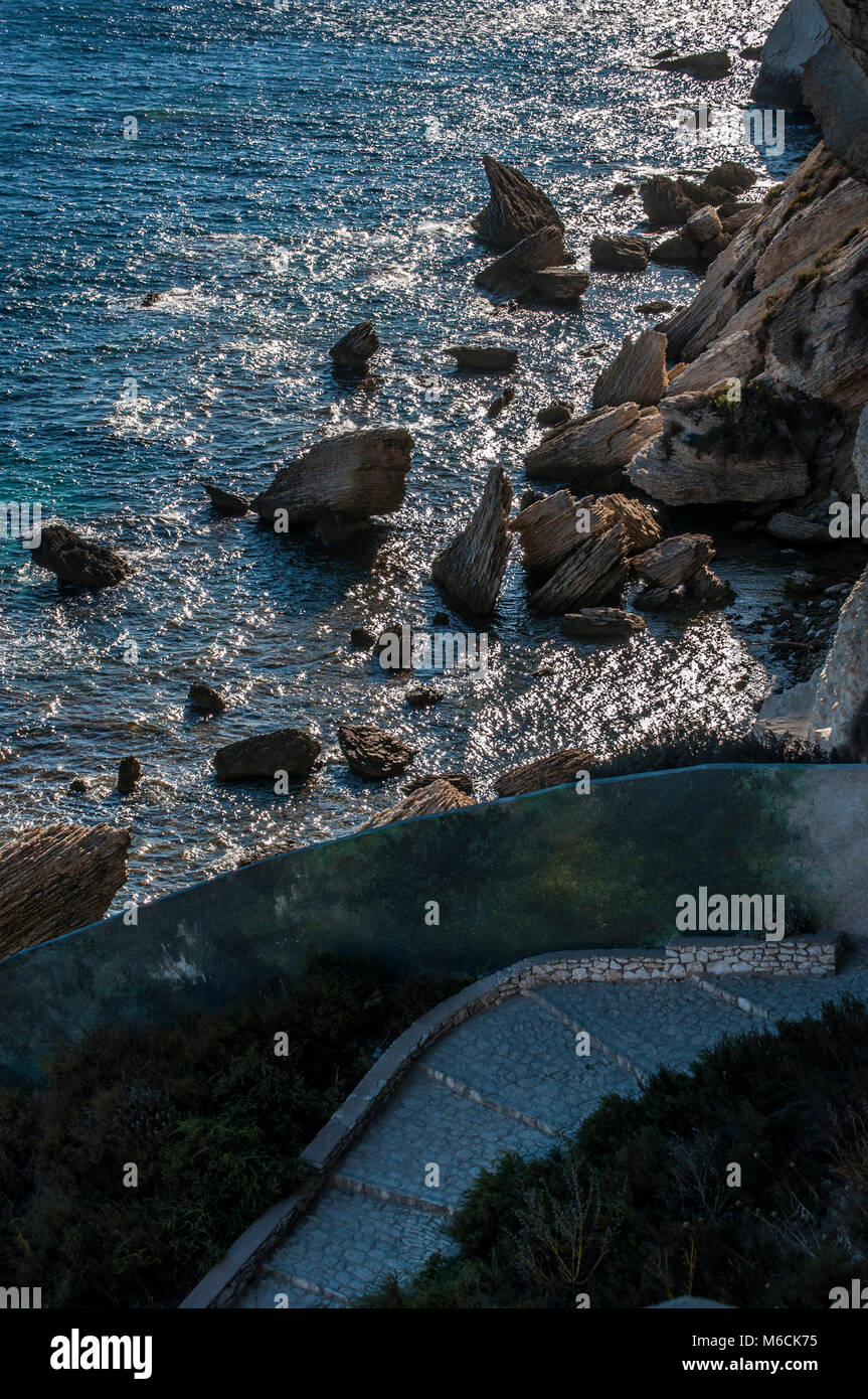 Corsica: il sentiero lungo la spiaggia mozzafiato di bianche scogliere calcaree di Bonifacio di fronte le Bocche di Bonifacio Foto Stock