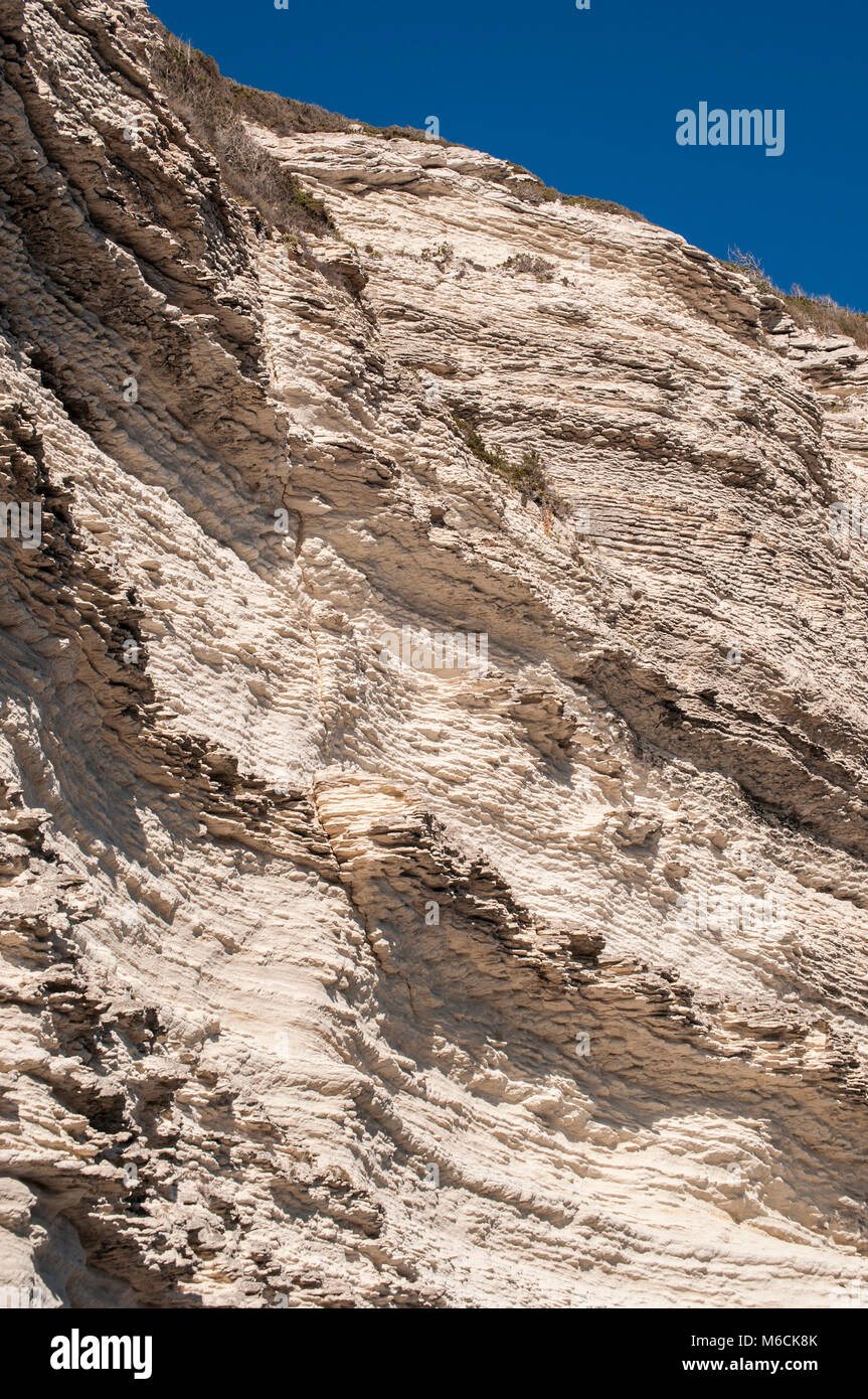 Corsica: dettagli del mozzafiato bianche scogliere calcaree di Bonifacio in International Bouches de Bonifacio parco marino, riserva naturale Foto Stock