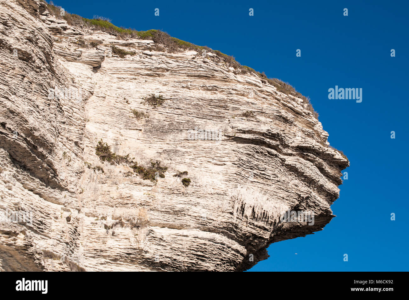 Corsica: dettagli del mozzafiato bianche scogliere calcaree di Bonifacio in International Bouches de Bonifacio parco marino, riserva naturale Foto Stock