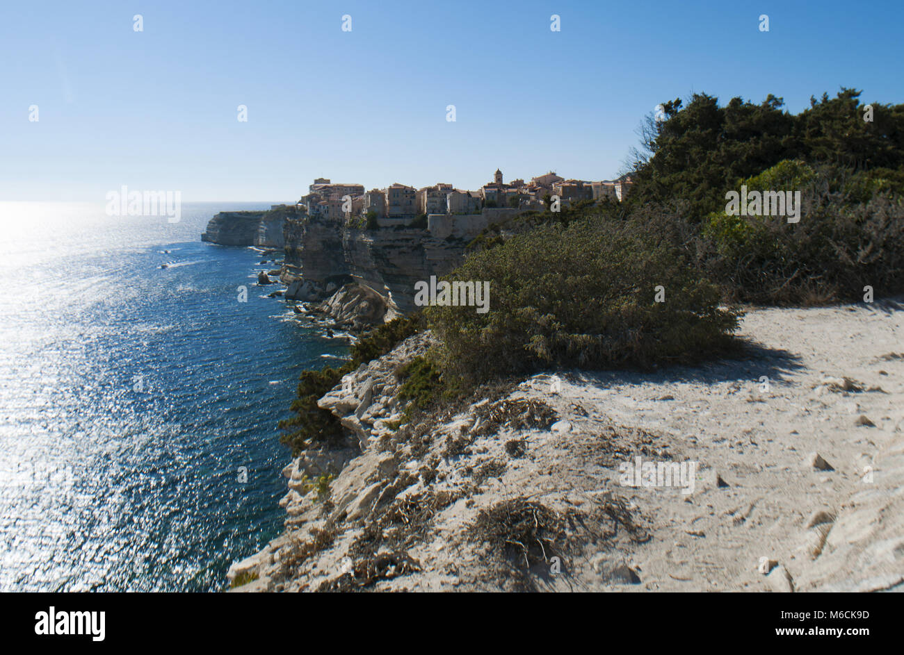 Corsica: vista aerea delle bianche scogliere calcaree di Bonifacio sulla punta meridionale dell'isola di fronte le Bocche di Bonifacio Foto Stock