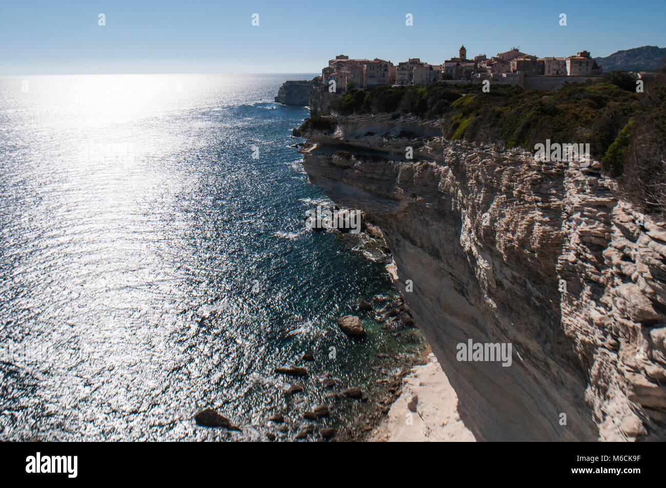 Corsica: vista aerea delle bianche scogliere calcaree di Bonifacio sulla punta meridionale dell'isola di fronte le Bocche di Bonifacio Foto Stock