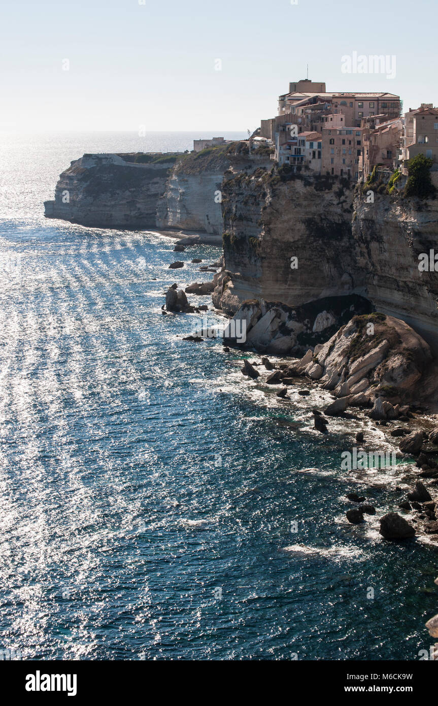 Corsica: vista aerea delle bianche scogliere calcaree di Bonifacio sulla punta meridionale dell'isola di fronte le Bocche di Bonifacio Foto Stock