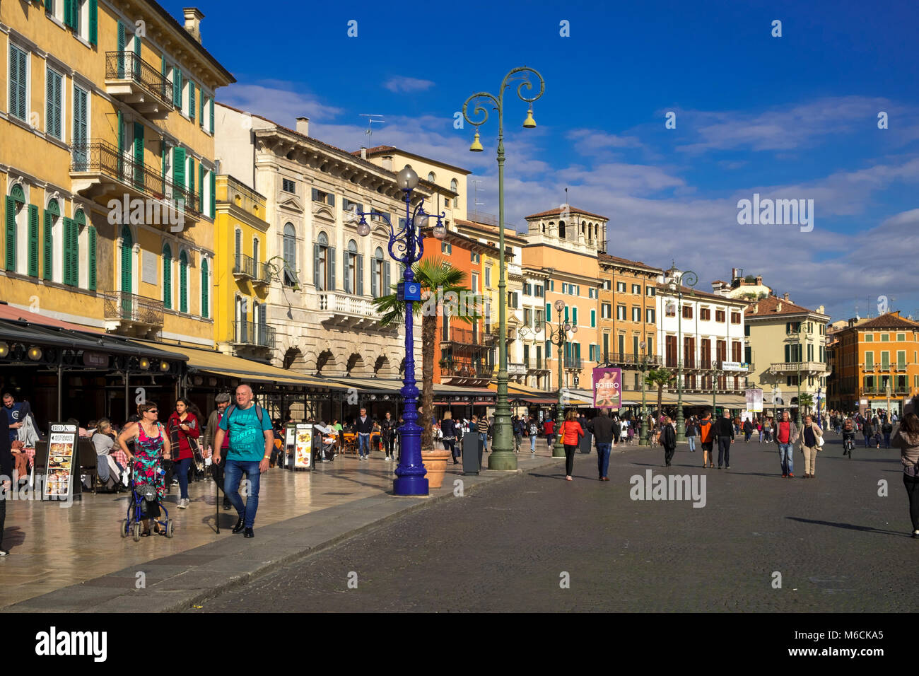 Piazza Bra, la piazza pubblica di Verona, Italia Foto Stock