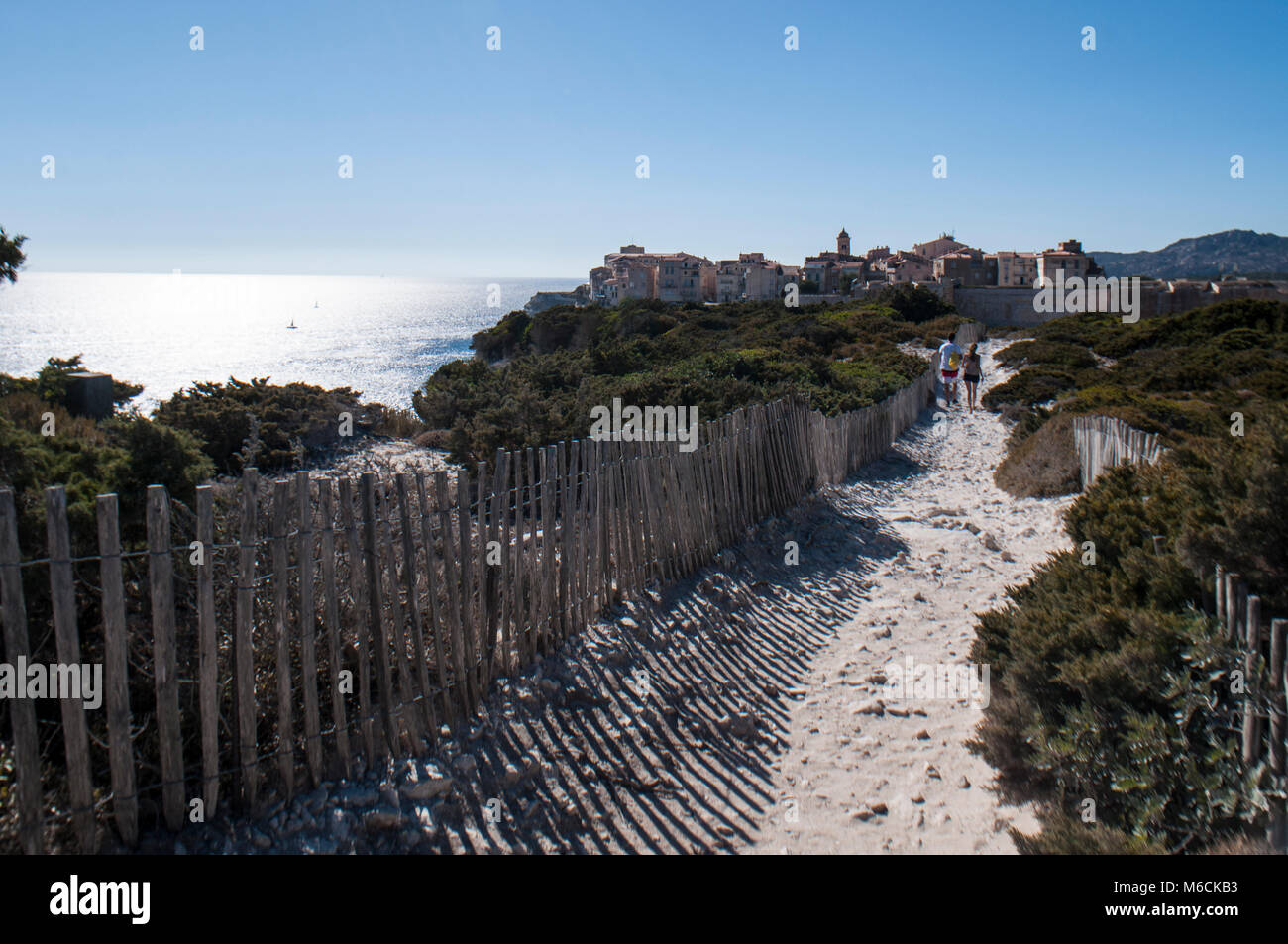 Corsica: skyline di Bonifacio visto dal sentiero della International Bouches de Bonifacio parco marino, riserva naturale sulle bianche scogliere calcaree Foto Stock