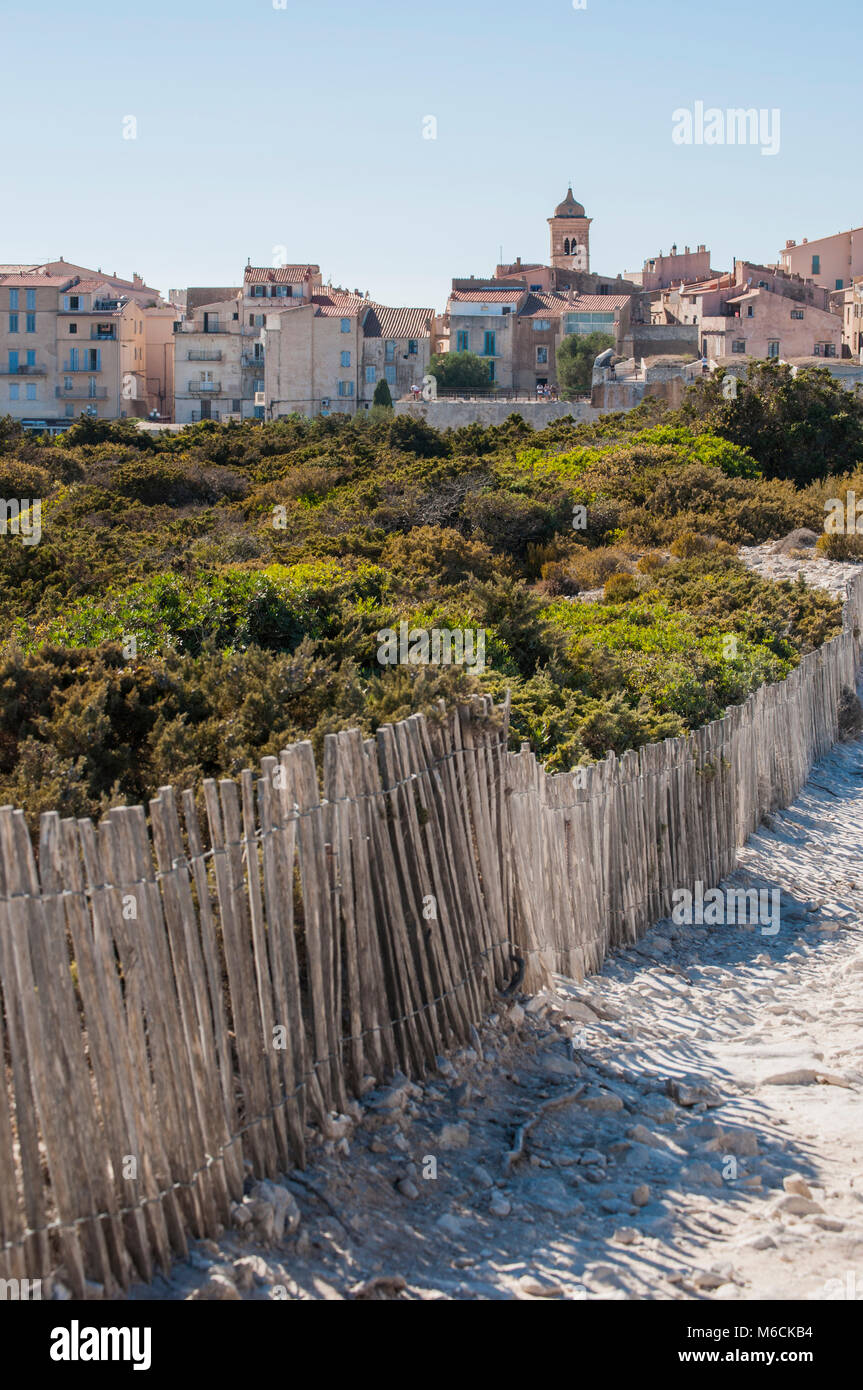 Corsica: skyline di Bonifacio visto dal sentiero della International Bouches de Bonifacio parco marino, riserva naturale sulle bianche scogliere calcaree Foto Stock