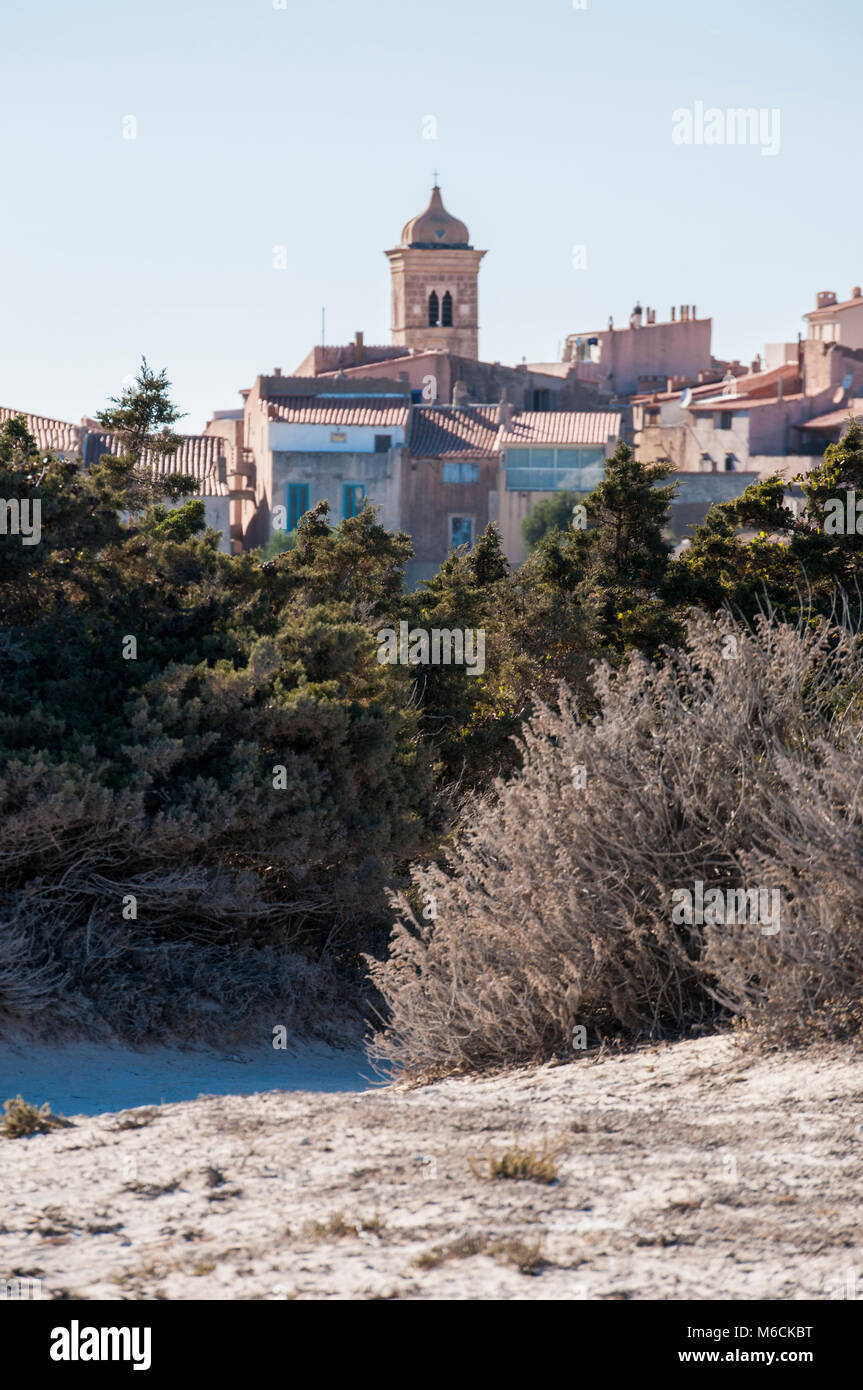 Corsica: skyline di Bonifacio visto dal sentiero della International Bouches de Bonifacio parco marino, riserva naturale sulle bianche scogliere calcaree Foto Stock