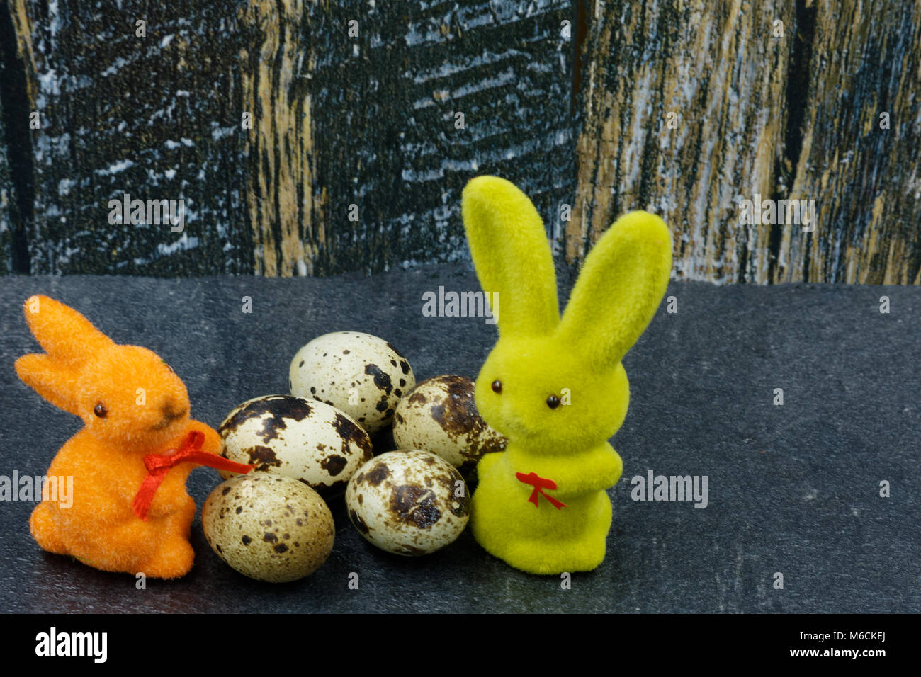 Decorazione di Pasqua, due i conigli e le uova su un rustico sfondo vintage.vista orizzontale. Foto Stock