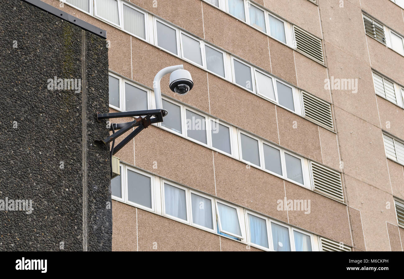 La protezione CCTV telecamera montata sulla parete di un alto edificio a torre a Wolverhampton, West Midlands, Regno Unito Foto Stock