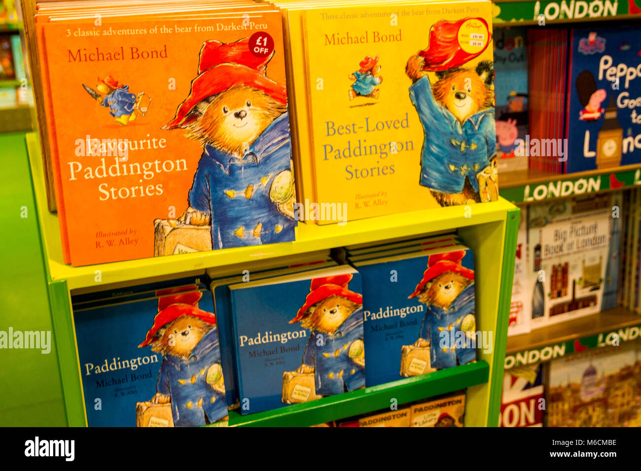 Libri per bambini, bambini prenota, kid,child Peppa Pig libri sul display  in un bookshop, London REGNO UNITO Foto stock - Alamy