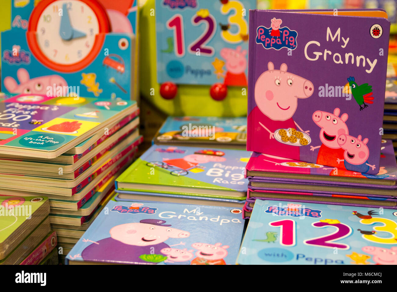 Libri per bambini, libri per bambini, kid,child Peppa Pig libri sul display  in un bookshop, Londra UK infanzia, il concetto di istruzione Foto stock -  Alamy