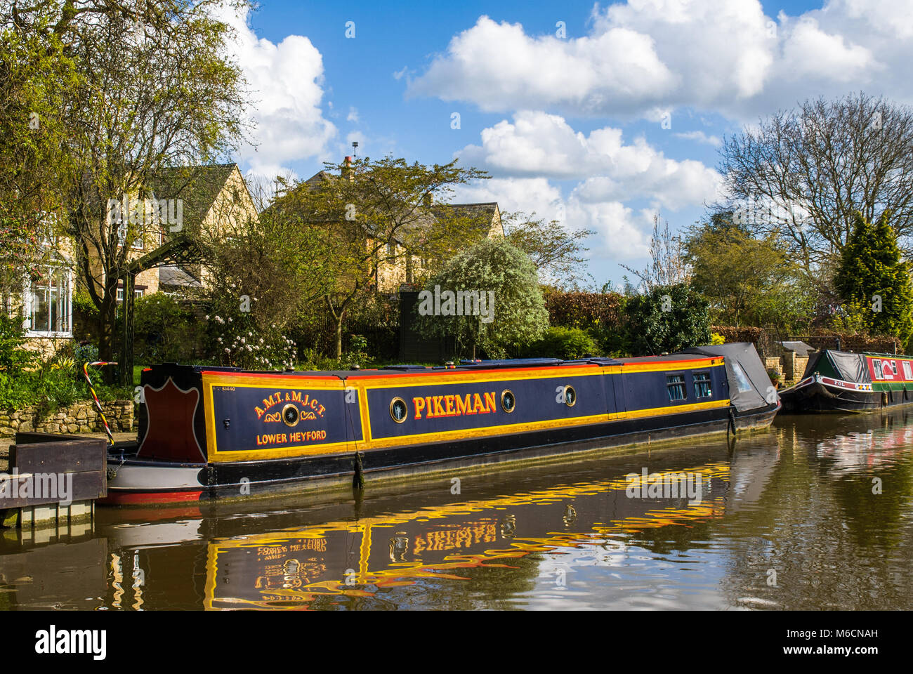 Barca stretta 'Pikeman' a Heyford inferiore, Oxfordshire, sul canale di Oxford, fiume Cherwell. Foto Stock