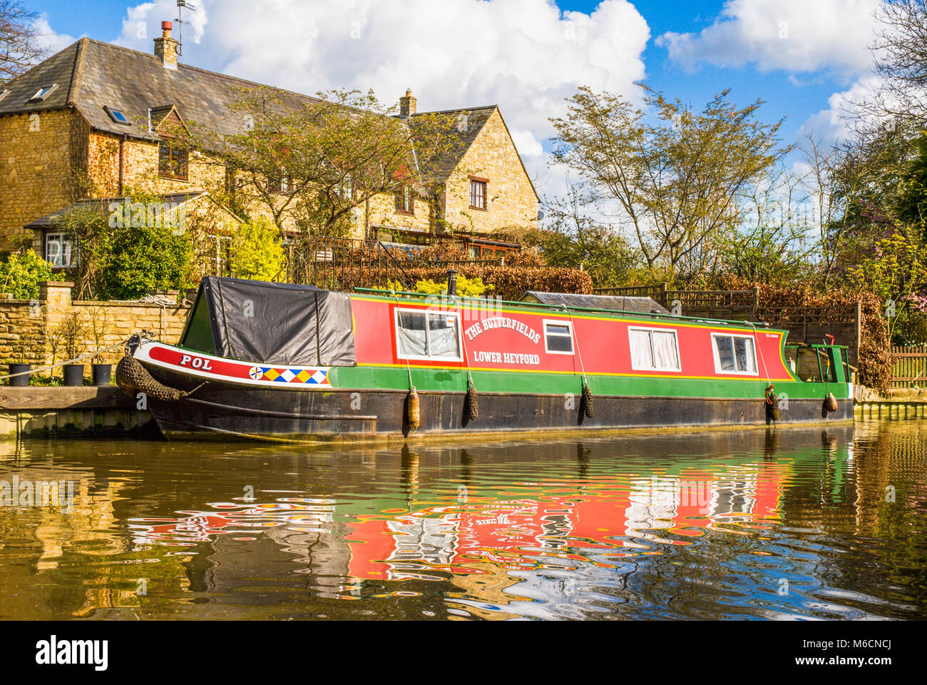 Barca stretta 'Pol' a Heyford inferiore, Oxfordshire, sul canale di Oxford, fiume Cherwell. Foto Stock