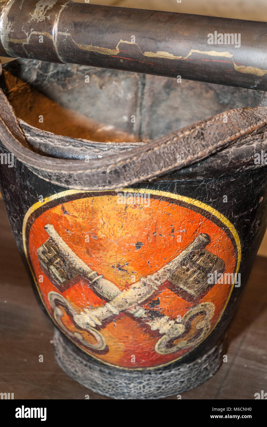 Le attrezzature antincendio, inclusi cuoio benne, utilizzato per proteggere la York Minster in passato. Foto Stock