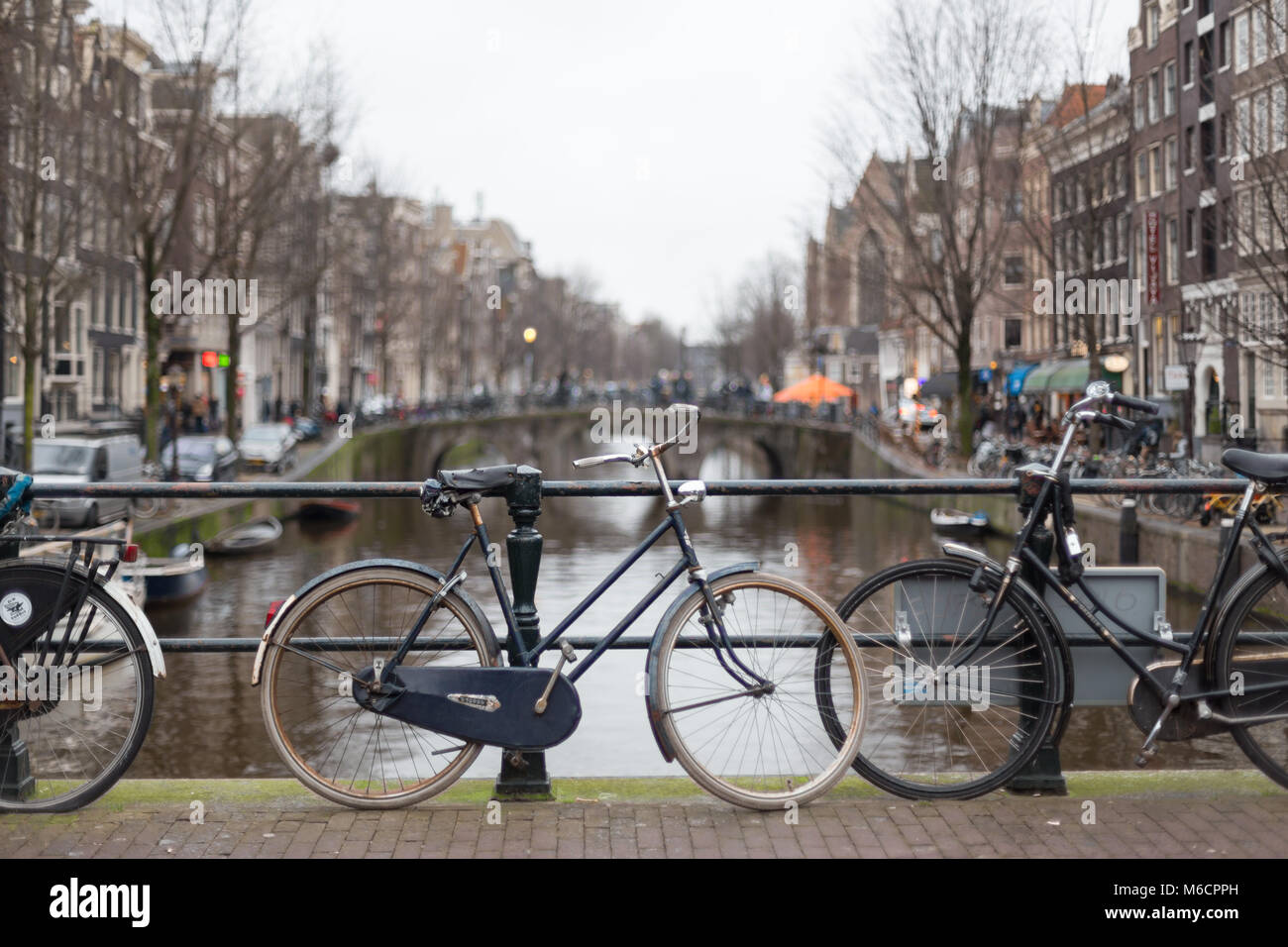 Bicicletta olandese su un ponte attraverso un canale di Amsterdam, Paesi Bassi Foto Stock