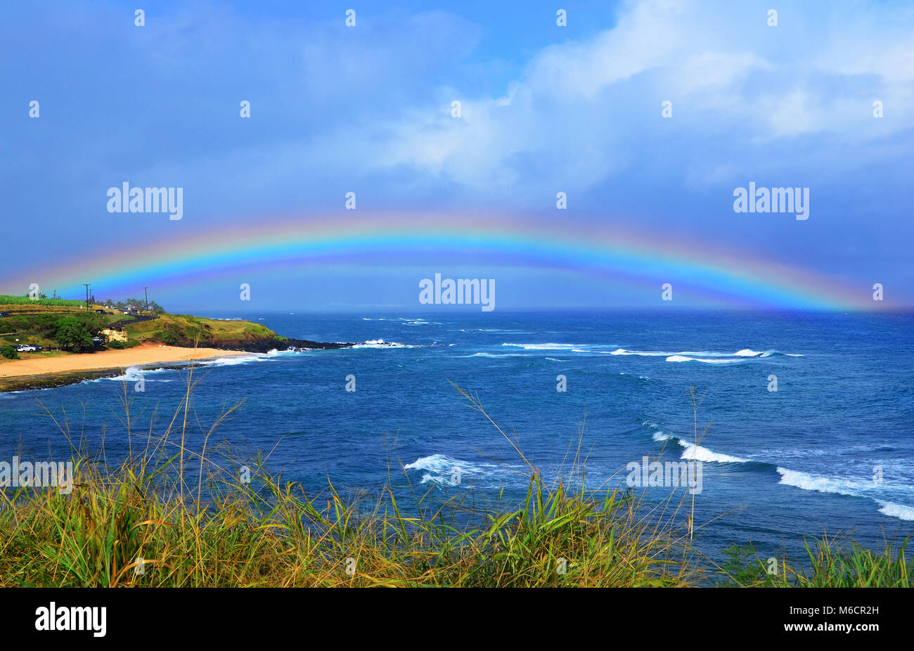 Rainbow su Hookipa Beach Park a Maui, Hawaii Foto Stock