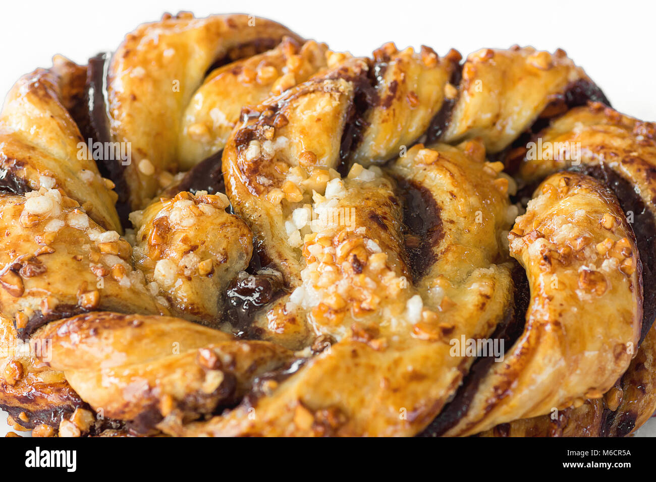 In casa di turbolenza artigianali di pasta sfoglia con marmellata cannella e zucchero irrora una spruzzata di sciroppo. Macro Shot con dettagli visibili della texture appetitoso Foto Stock