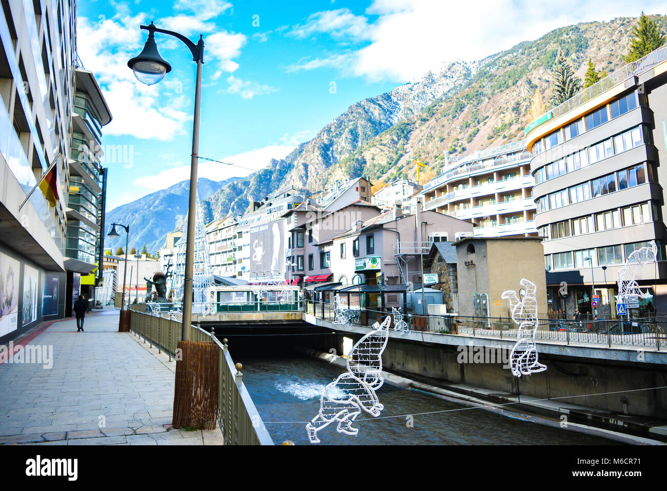 Il Gran Valira è il fiume più grande nel Principato di Andorra che scorre sotto il Pont de Paris a Andorra la Vella durante l'inverno. Foto Stock