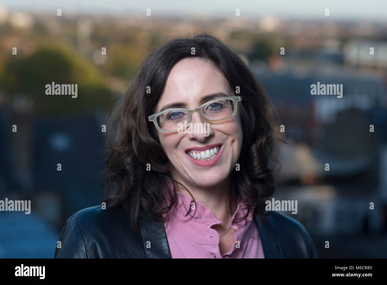 Ritratti di profilo di smart office operai e dirigenti in abbigliamento business Foto Stock