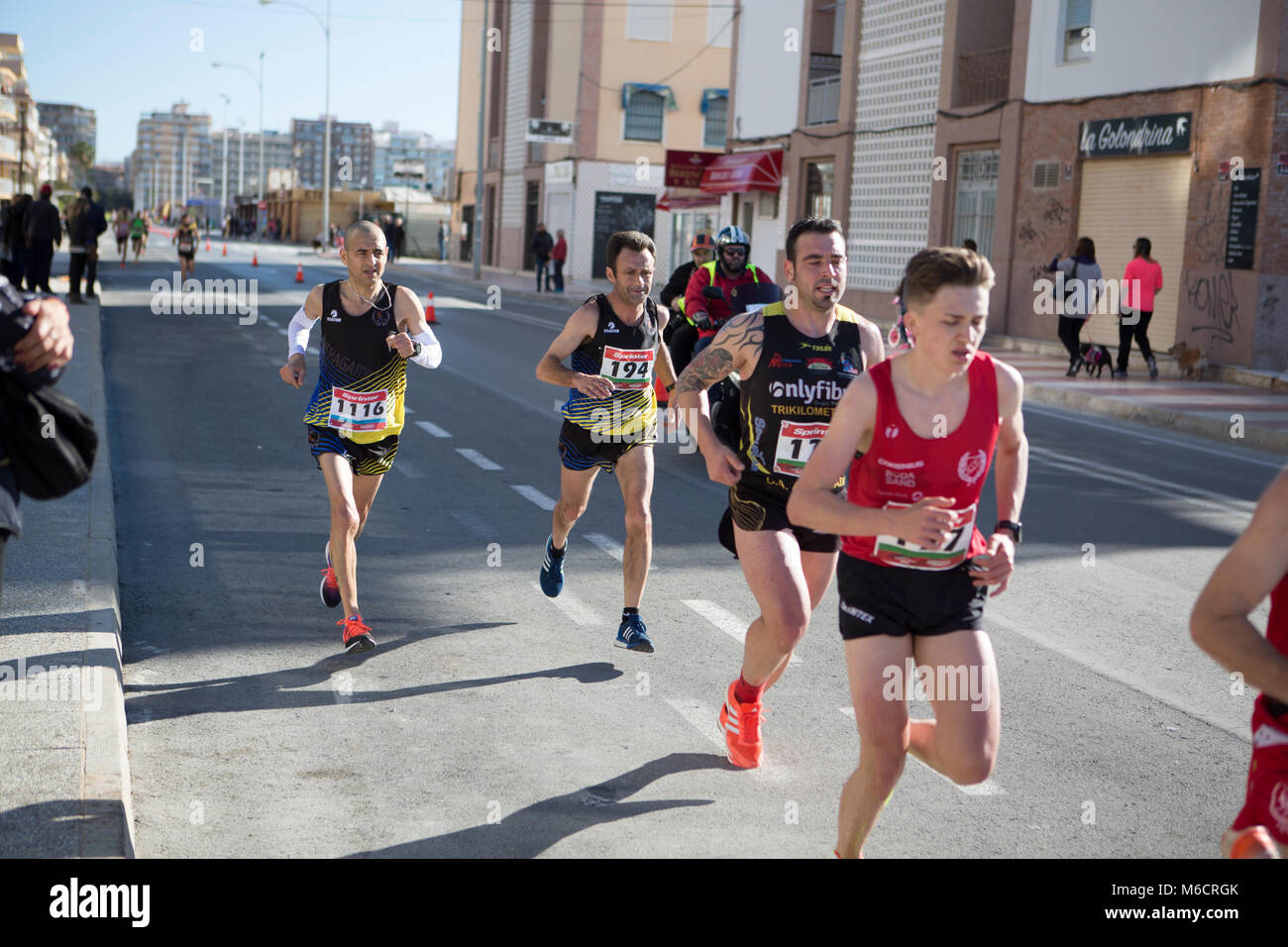Santa Pola/Spagna - Januari 21 2018: Santa Pola Mezza Maratona. Migliaia di atleti partecipa al concorso in esecuzione. Foto Stock