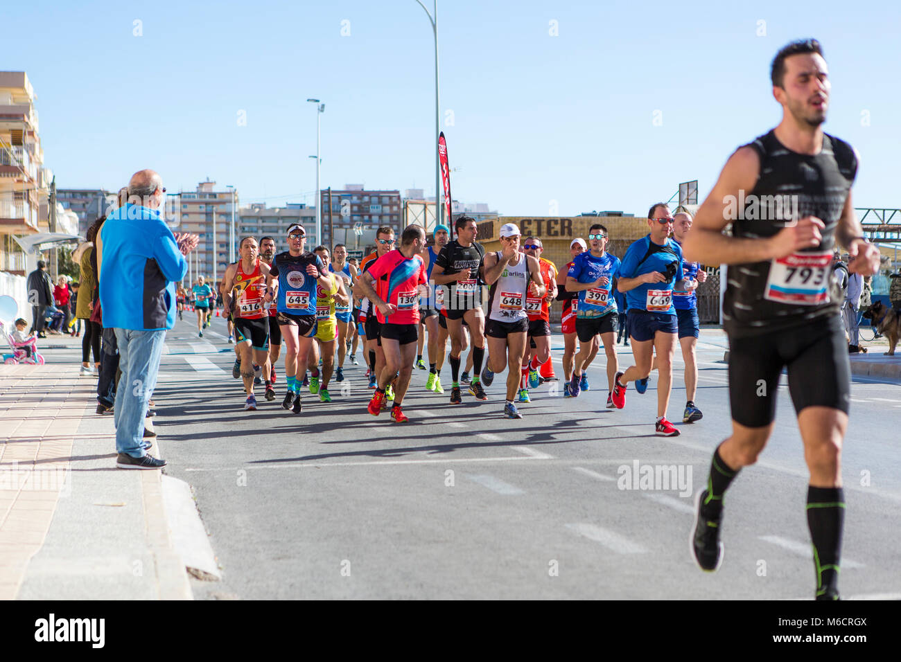 Santa Pola/Spagna - Januari 21 2018: Santa Pola Mezza Maratona. Migliaia di atleti partecipa al concorso in esecuzione. Foto Stock