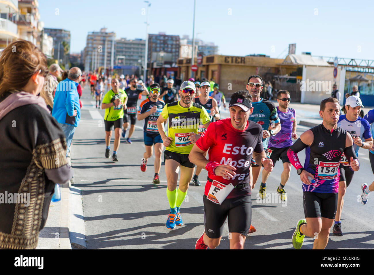 Santa Pola/Spagna - Januari 21 2018: Santa Pola Mezza Maratona. Migliaia di atleti partecipa al concorso in esecuzione. Foto Stock