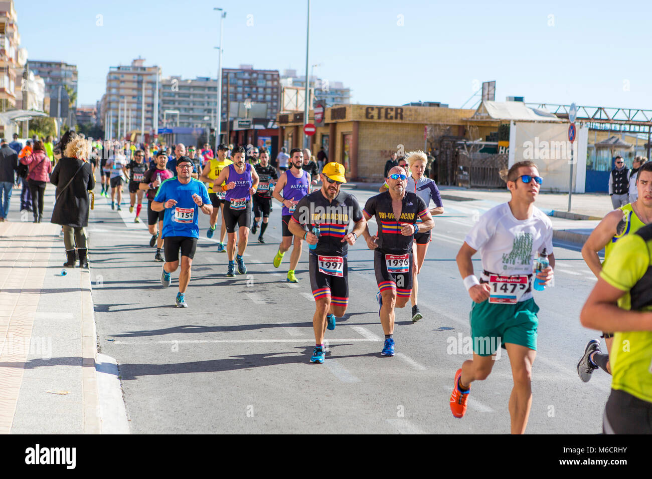 Santa Pola/Spagna - Januari 21 2018: Santa Pola Mezza Maratona. Migliaia di atleti partecipa al concorso in esecuzione. Foto Stock